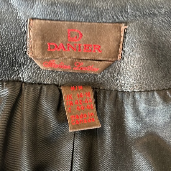 Danier fitted leather blazer - Picture 4 of 10